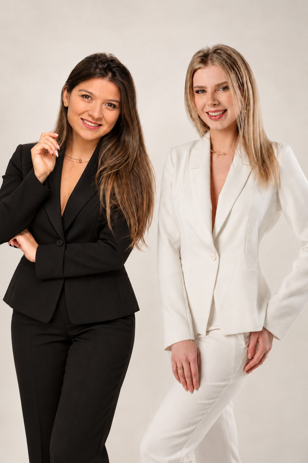 Chiara, de terno preto, e Mayara, de terno branco, sorrindo lado a lado